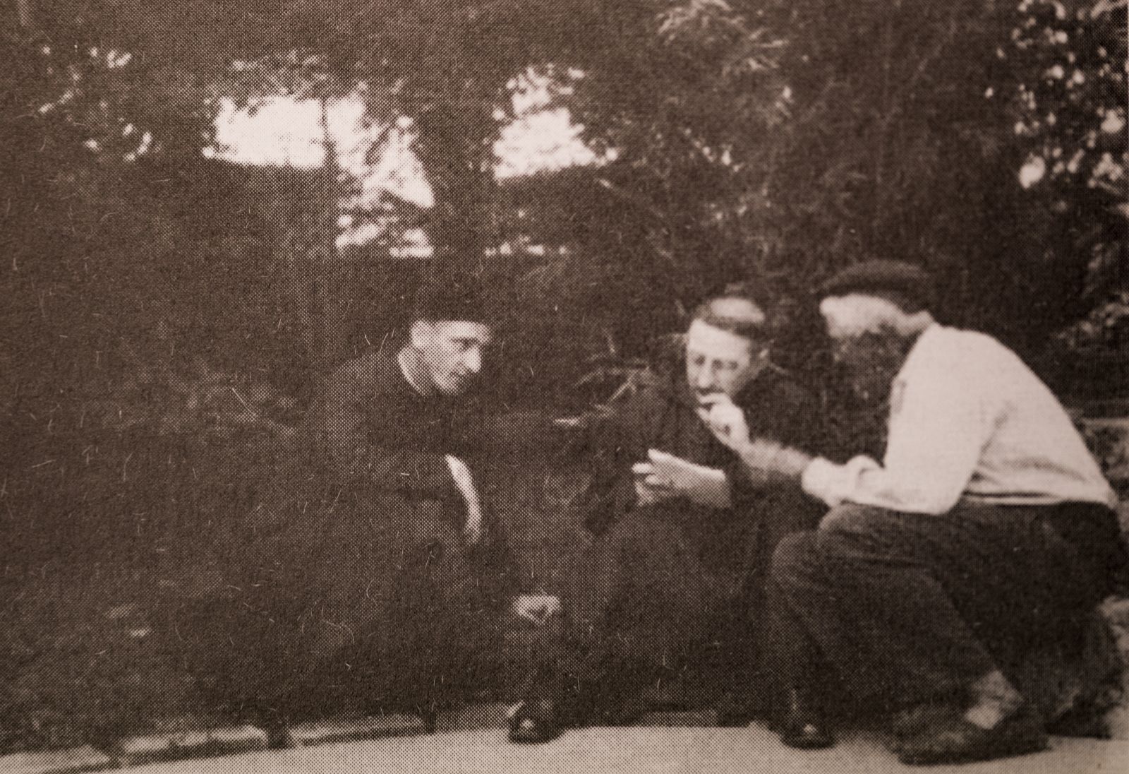 Padre Donostia con un informante y la persona que los puso en contacto.